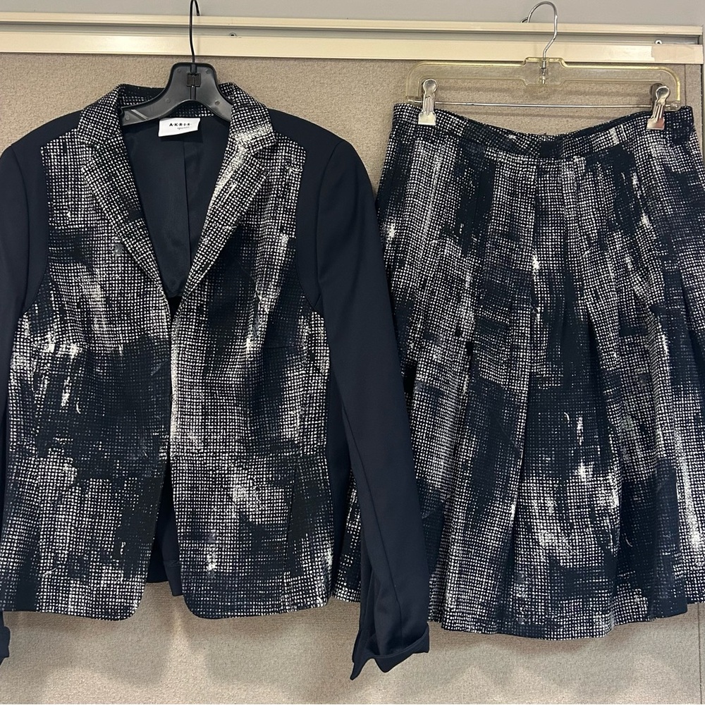 Akris Punto Size 12 Navy and White Printed Skirt Suit Set